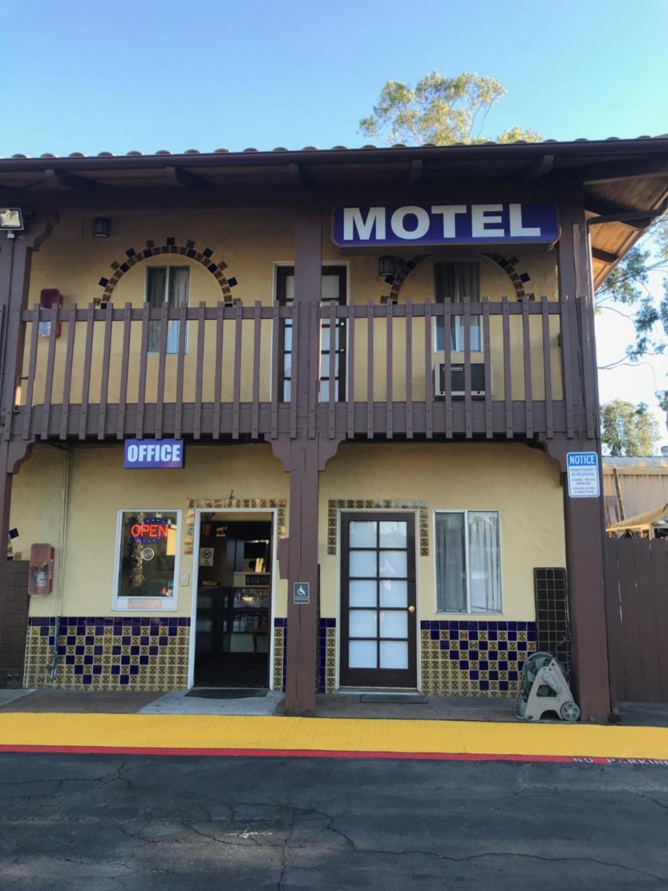 Hacienda Motel Escondido Exterior photo
